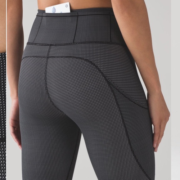 LULULEMON RARE Teeny check white and black!! SIZE 4 FAST FREE 7/8 TIGHT. - Picture 13 of 14